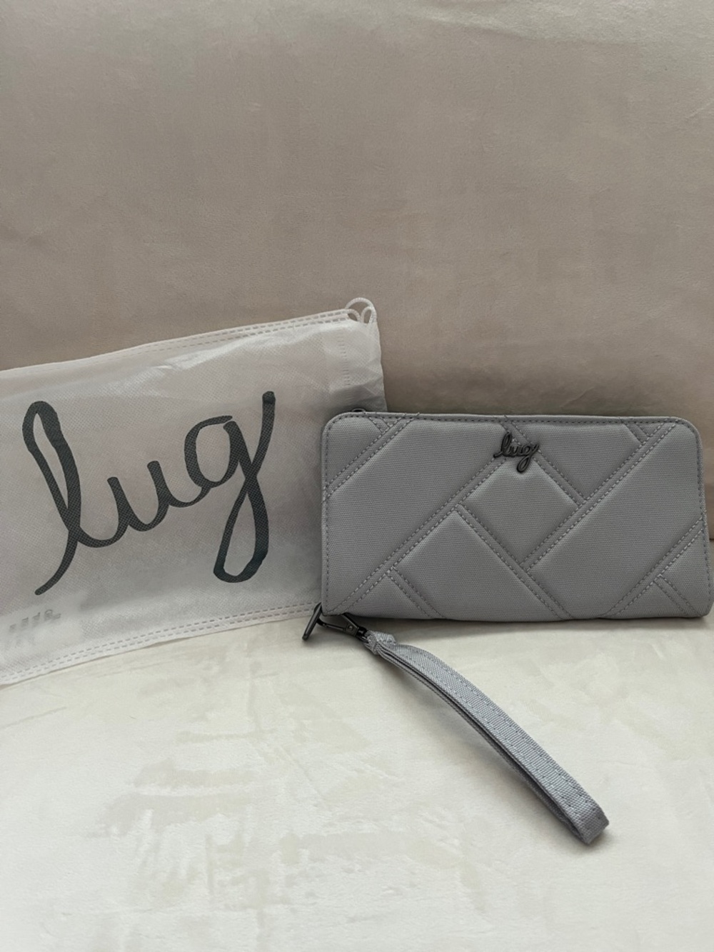 LUG - NWOT - Arabesque Ultra X Zip RFID Wallet in Cloud Grey